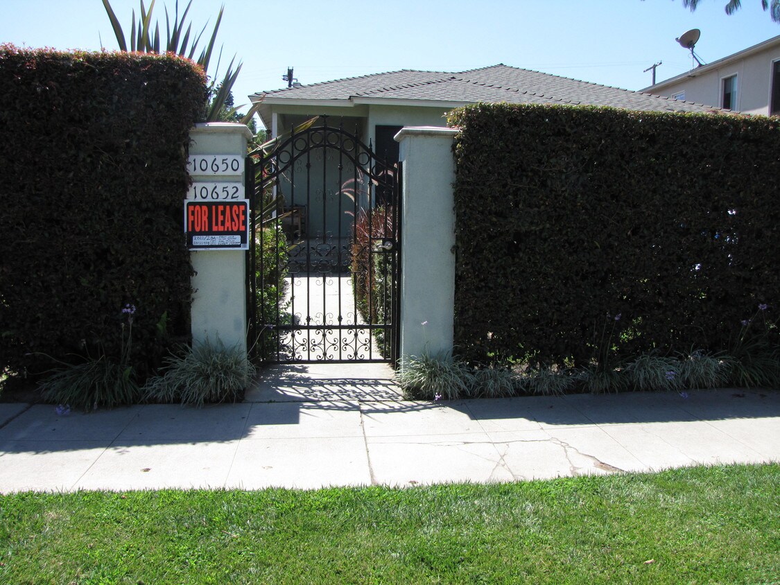 Foto principal - 10652 Camarillo St