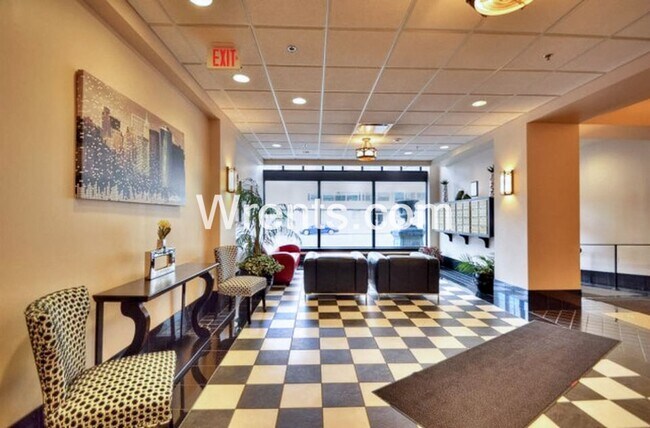 Building Photo - Beautiful Condo in the Heart of Downtown S...