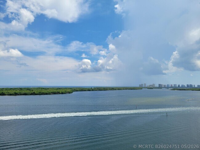 Foto del edificio - 100 Lakeshore Dr