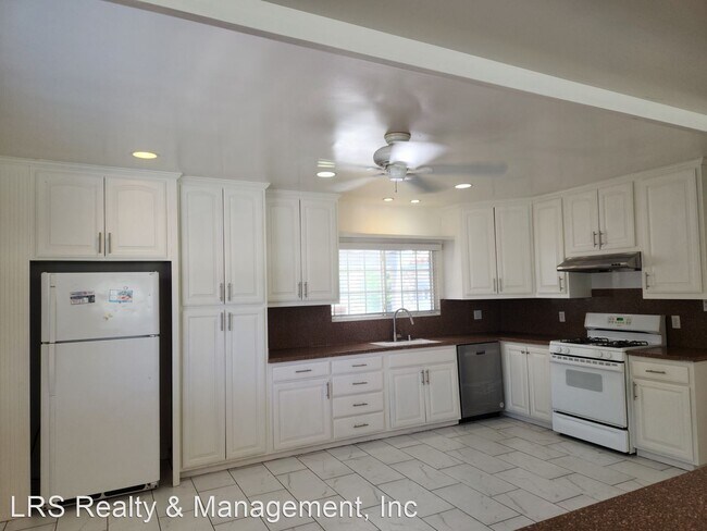 Foto del edificio - 6 br, 3 bath House - 18600 Dearborn St.