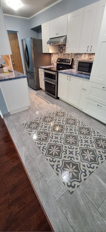beautifully renovated kitchen with added on pantry. walk in storage closet 5ft by 6ft - 223-9847 Manchester Dr