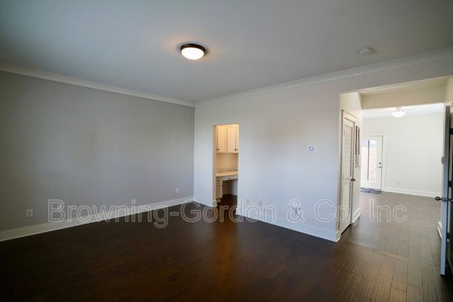 Building Photo - 110 W Mill Dr