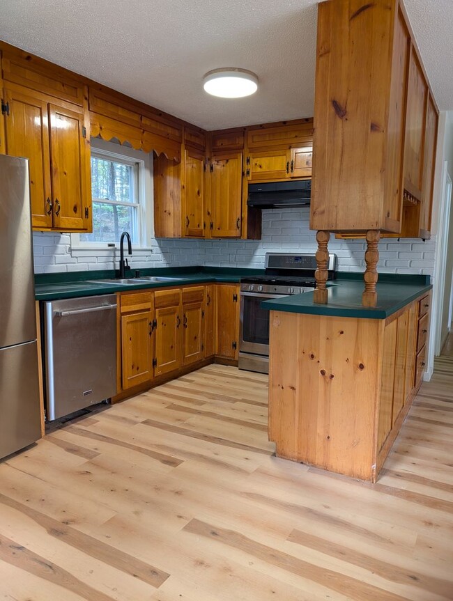 Building Photo - 3 Bed Bath House, Close to Trails