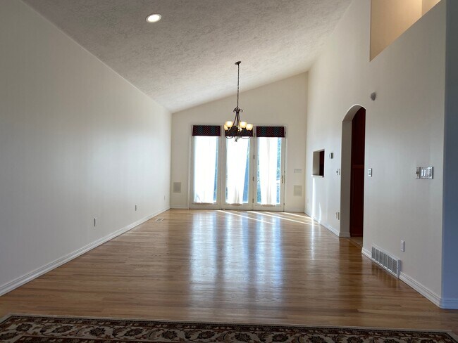 Foto del edificio - 4 Bed/3.5 Bath House in Cottonwood Heights...