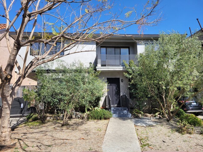 Building Photo - 410 N Hayworth Ave