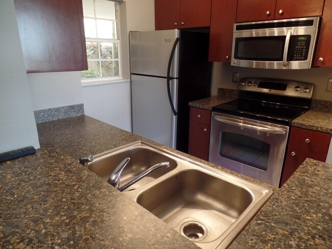 Building Photo - 2880 N Oakland Forest Dr