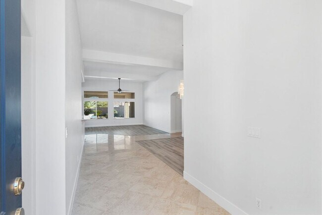 Foto del edificio - 4 bed, 2.5 bath single-story home in the g...