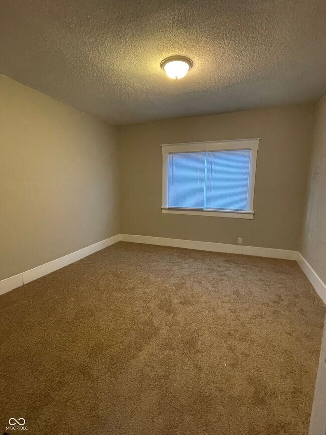 Building Photo - 324 W 41st St