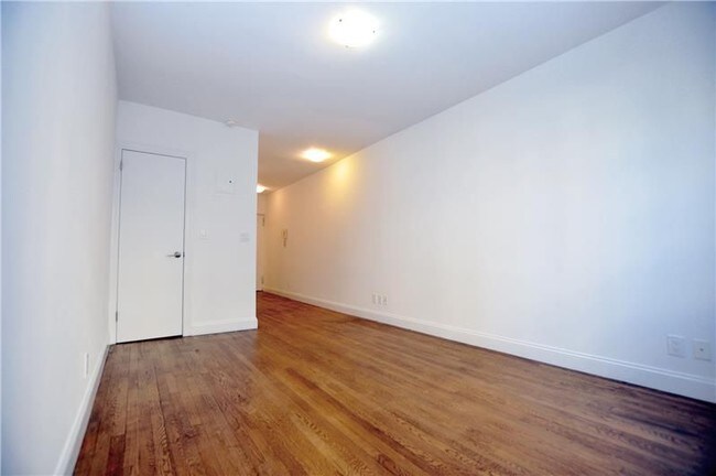 Building Photo - 322 W 23rd St