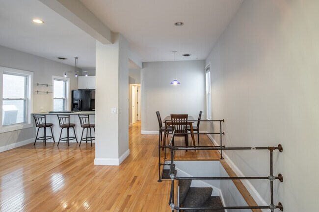 Building Photo - 1616 N Wolcott Ave