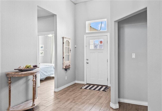 Building Photo - Spacious 4 or 5 Bedroom Home for Rent | Desirable Southside Location