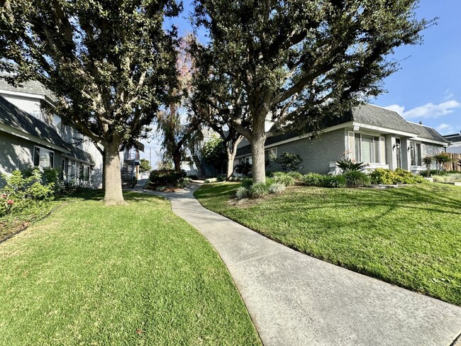 Foto del edificio - 2-Bedroom Condo in a Central Anaheim Location