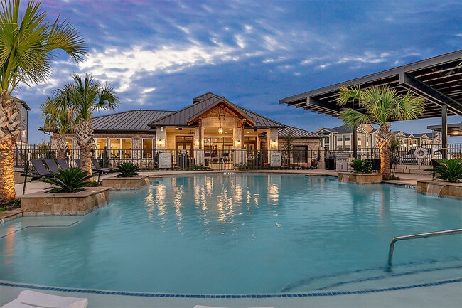 Resort Style Pool & Outdoor Lounge - Ventana Plum Creek