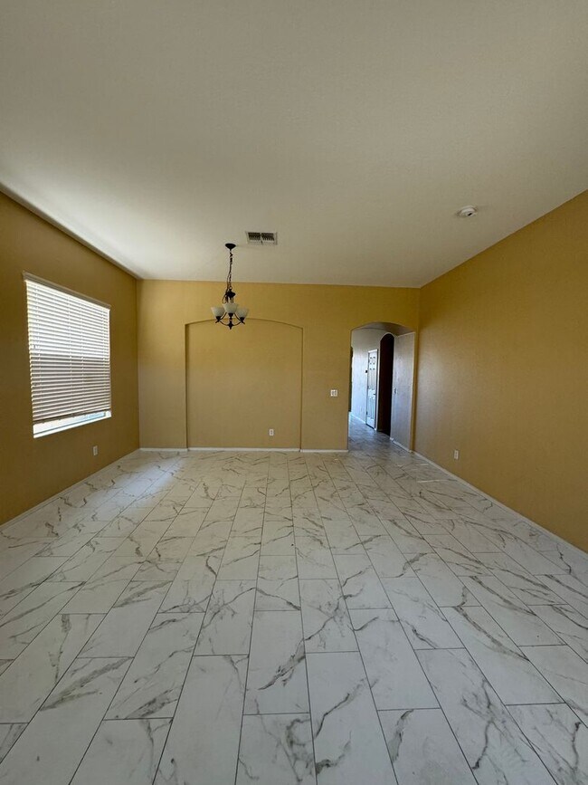 Foto del edificio - SINGLE LEVEL HOME. OVER 2000 SQUARE FEET I...