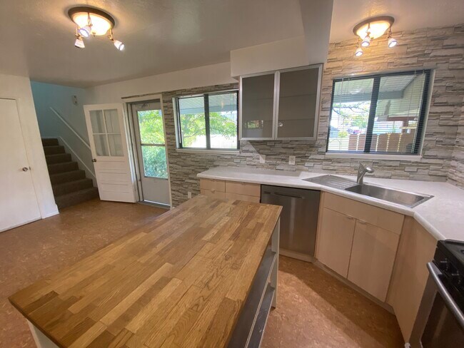 Entrada - 401 E Maxwell Ln