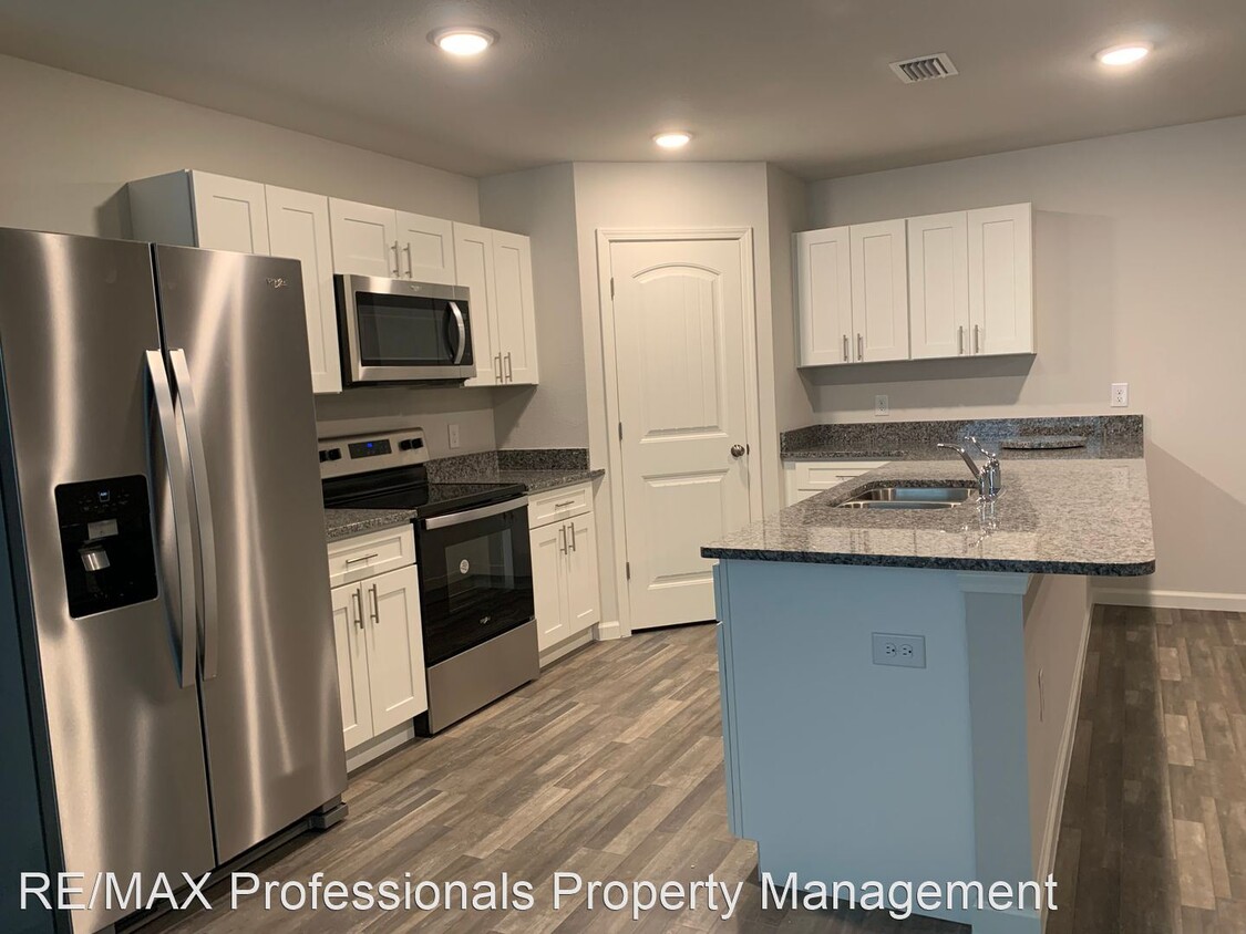 Foto principal - 4 br, 2 bath House - 404 SW Jewel Lake Drive