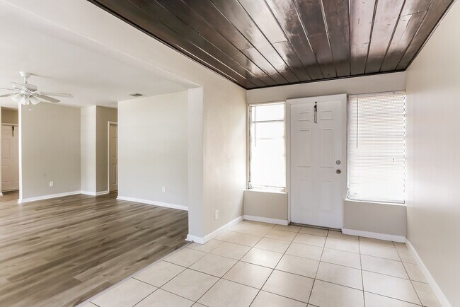 Foto del edificio - 811 SW 28th Terrace