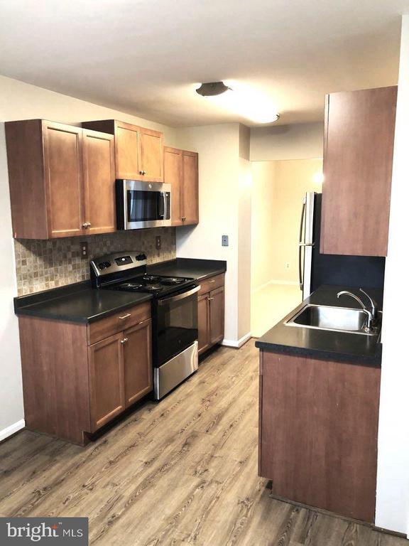 Building Photo - 8323 Stationhouse Ct