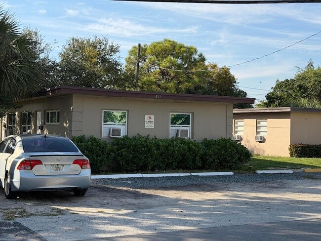 Building Photo - 911 NW 12th Ave