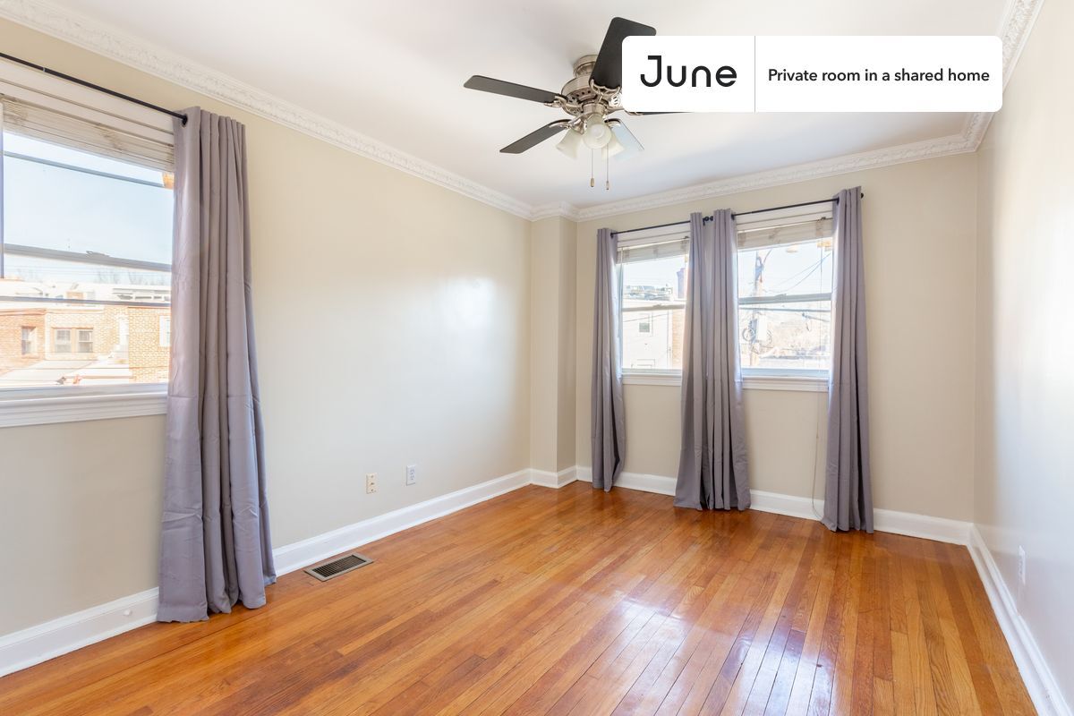Foto principal - Private bedroom in 5 bed/3.5 bath Home