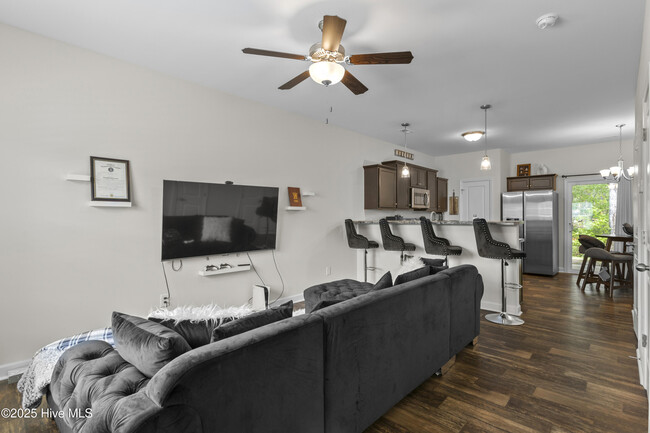 Building Photo - 105 Jaydn Dr W