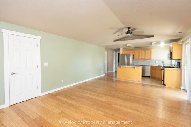 Building Photo - M511