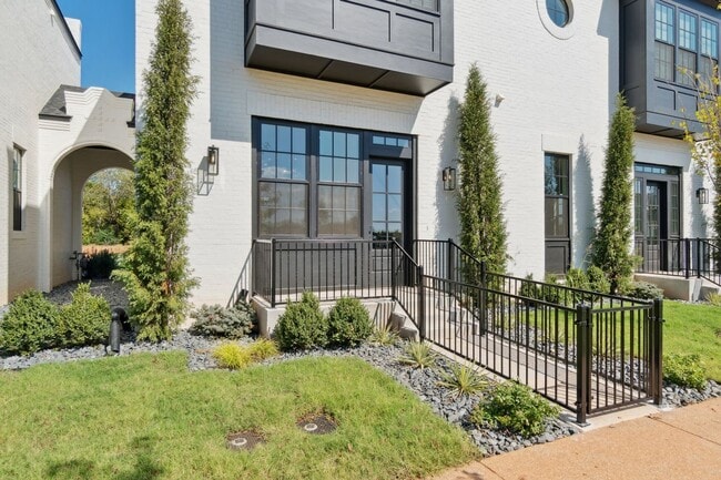 Building Photo - Townhome 2 bed 2.5 bath "The Mid-Mod" in the Heart of Selah