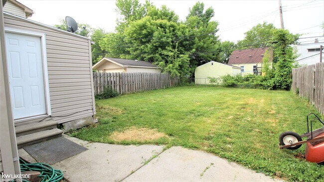 Building Photo - 21628 Rosedale St