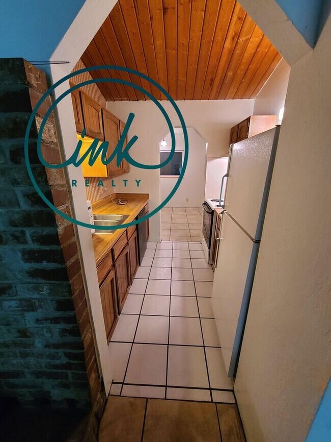 Building Photo - 2 bed 1 Bath Duplex Unit $1,100 a month