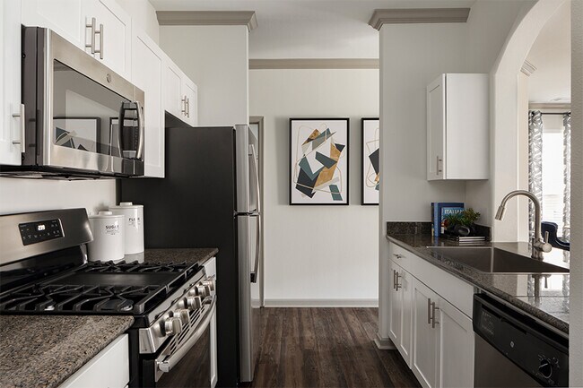 Foto del edificio - Highlands at Dearborn Apartments