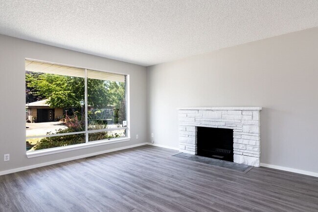 Foto del edificio - 3 Bedroom Rambler Situated on a Large Lot with Mature Landscaping!