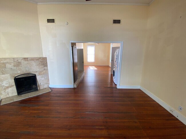 Foto del edificio - Charming & Updated 3 BR / 2 BA House Downtown & Walking Distance to the University of TX / Wood F...