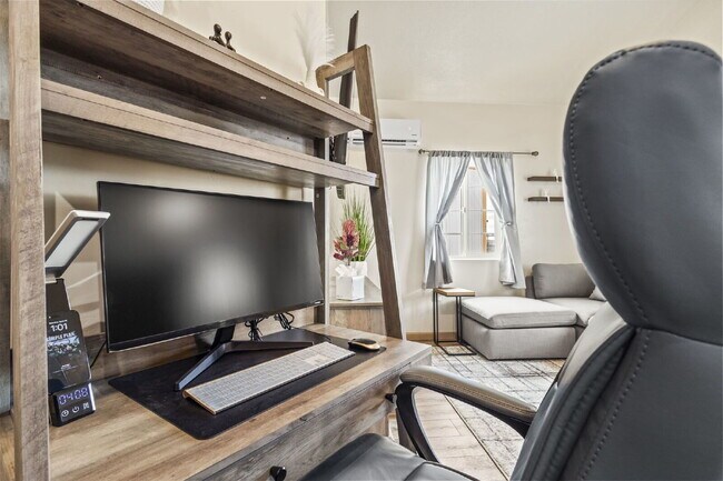 Foto del edificio - Stylish Furnished Tiny Home • 1 Bedroom • Laundry • Gated Community