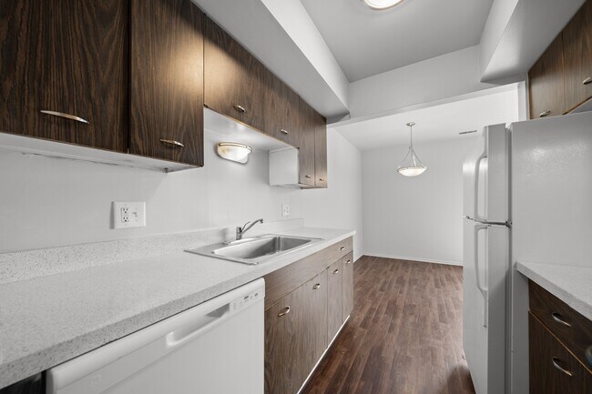 Cocina moderna y espaciosa en Knottingham Apartments en Clinton Township, MI. - Knottingham Apartments
