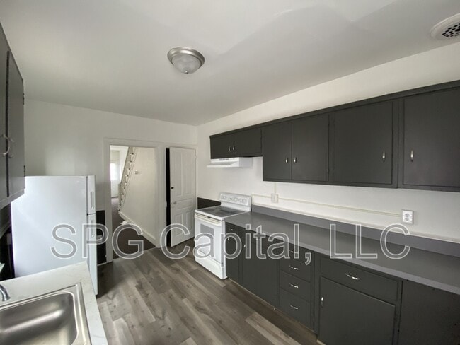 Foto del edificio - 648 W College Ave