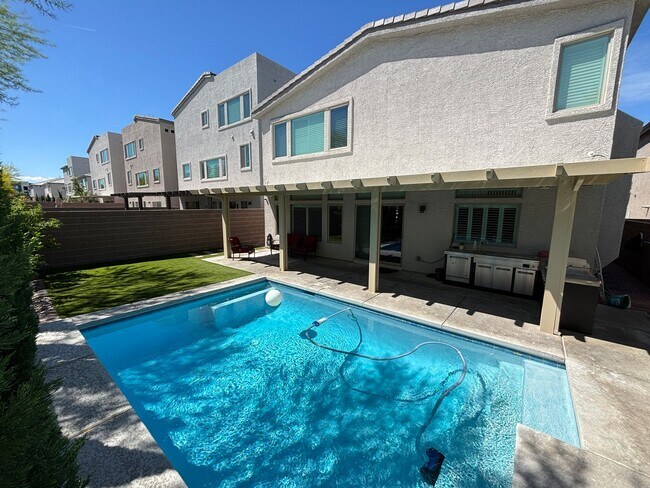 Foto del edificio - Contemporary 4Bed/3Bath/3 Car/+ Bonus room -residence located in the Silverado Ranch area