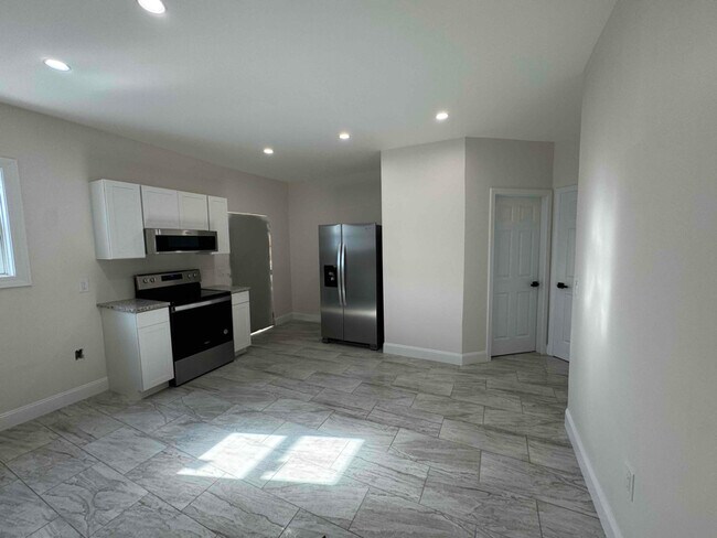 Building Photo - 20 Colman St