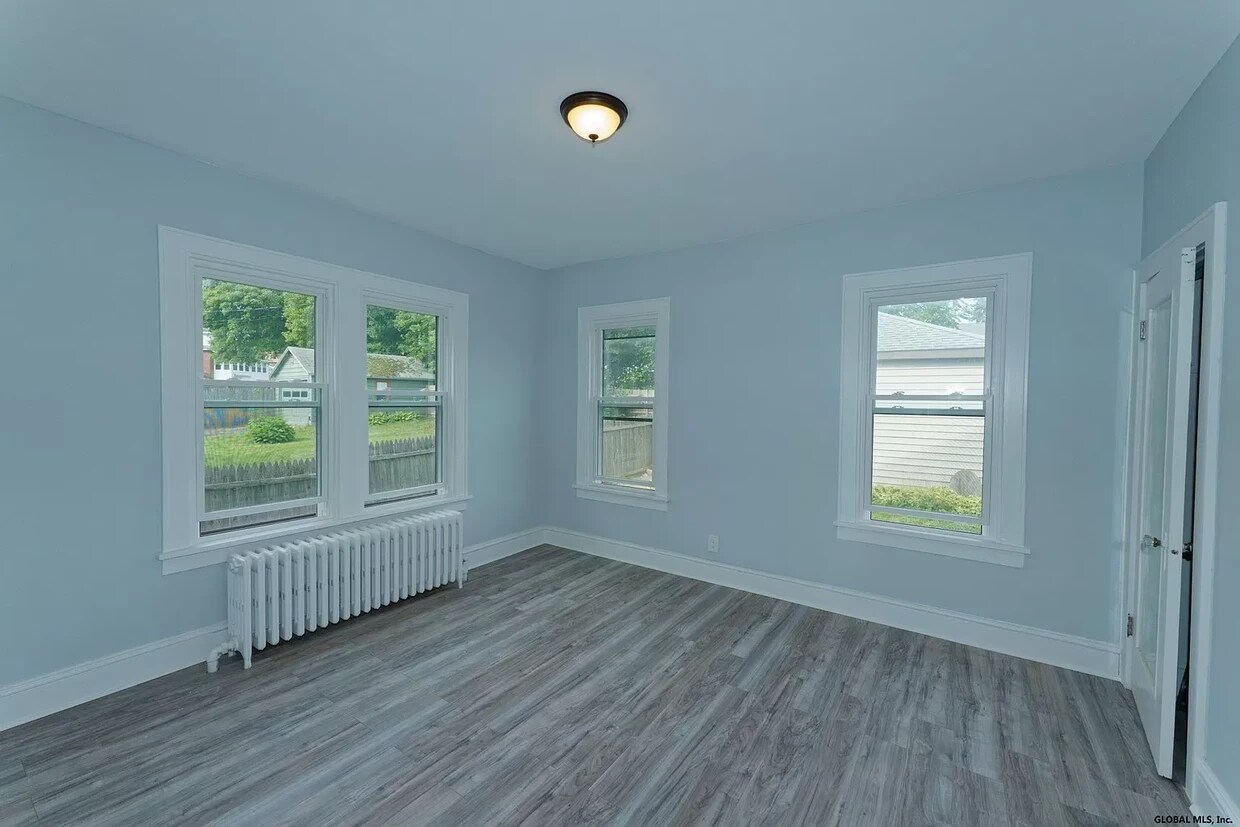 Foto principal - 1 Lindberg Dr