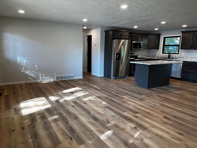 Building Photo - 3 Bed/1 Bath Ranch for rent in Brandon!