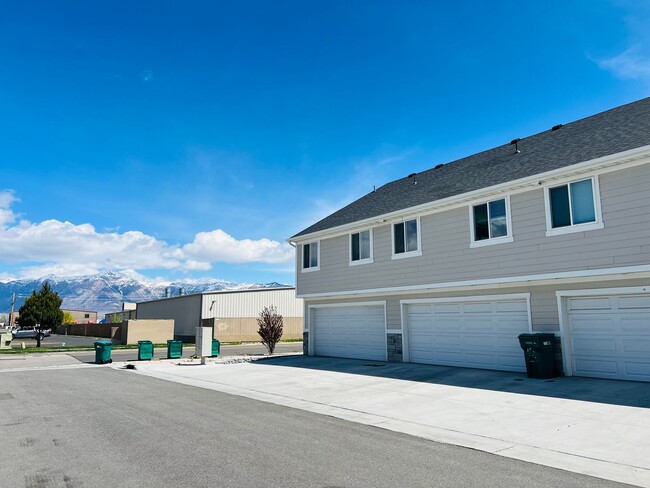 Foto del edificio - Beautiful new construction town home with ...