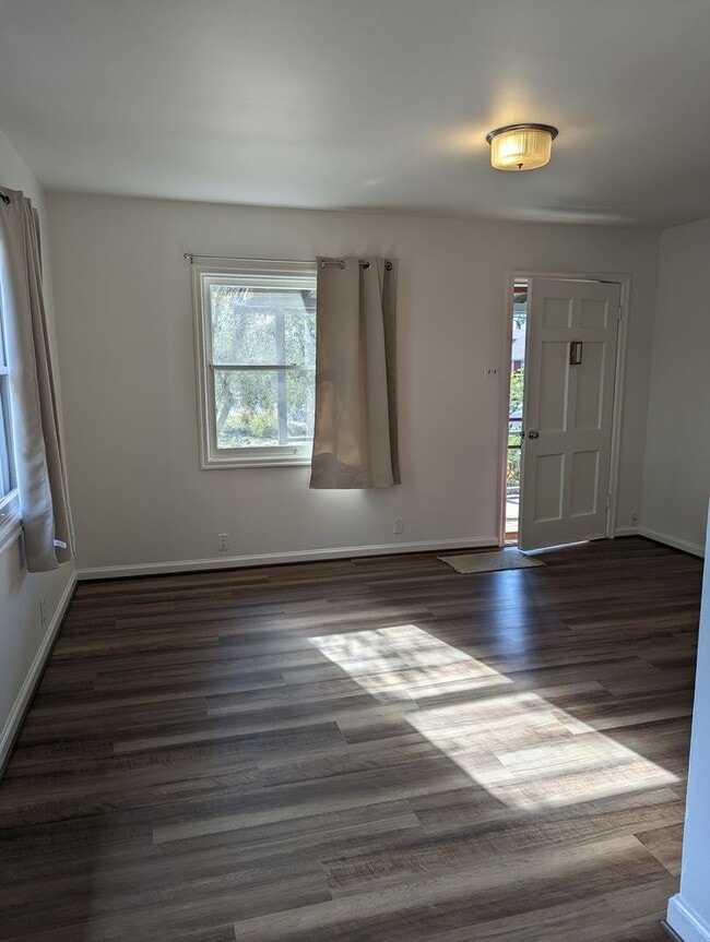 Building Photo - 2 Bedroom 1 Bathroom Single Family Home ju...