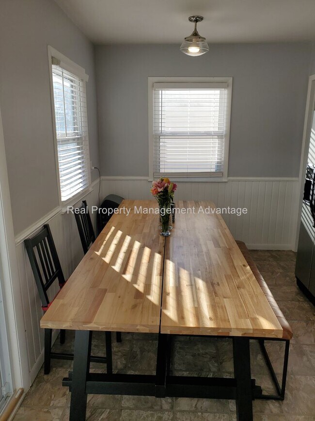 Building Photo - Bright and Renovated Near Downtown Royal Oak