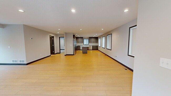 Building Photo - 8 Bed 4 Bath Single Family House !