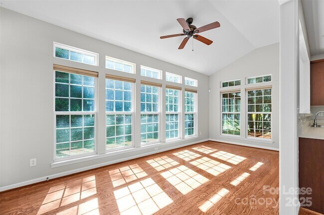 Foto del edificio - 5006 Rosewater Ln