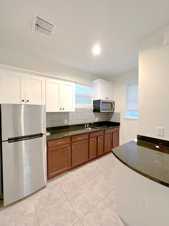 Building Photo - 12645 Salomon Cove Dr