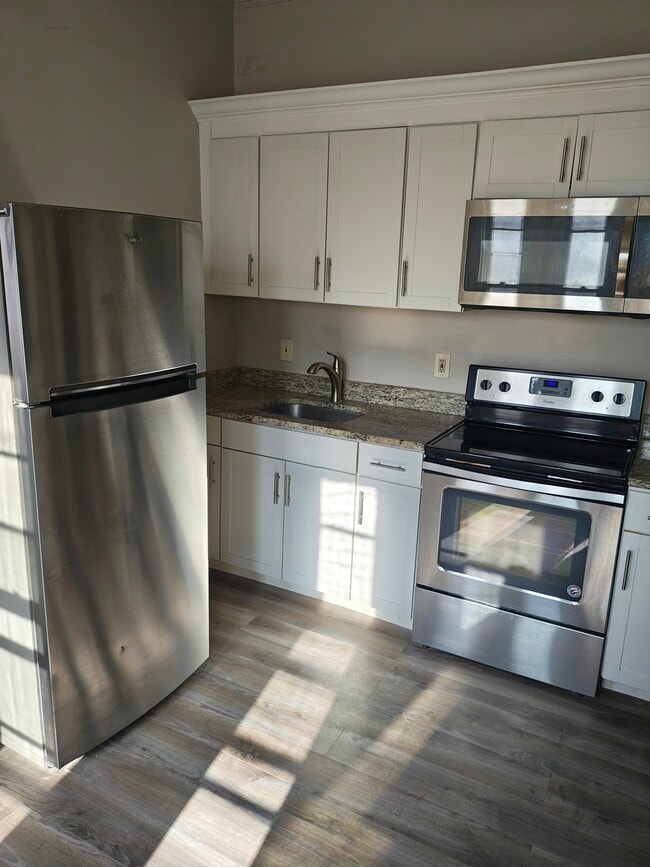 Building Photo - 14 Cedar St