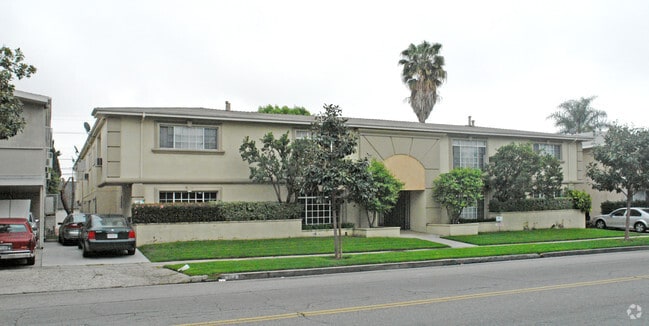 Building Photo - 264 S Doheny Dr
