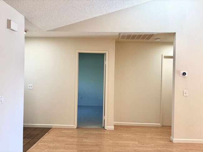 Foto del edificio - House like 2bed/1.5 Bath Condo with Spacious Corner Yard and 2 Car Garage