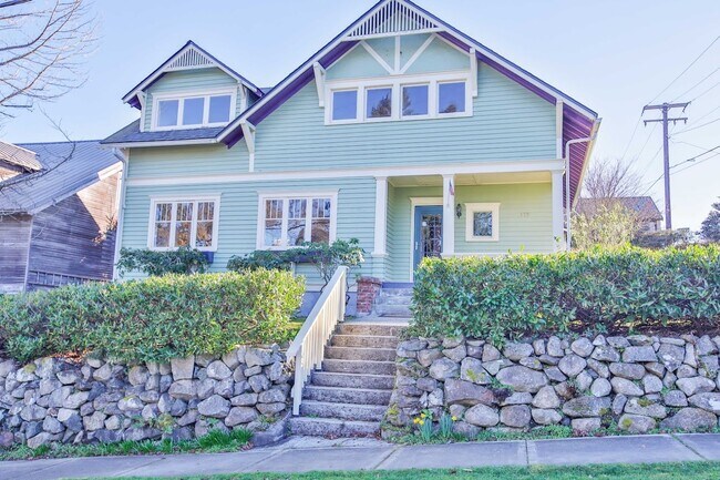 Foto del edificio - Gorgeous Vintage Home in Downtown Langley with Detached Guest Studio!!