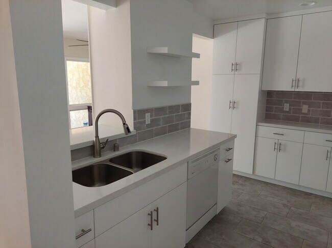 Kitchen newly renovated - 5600 Kensington Way